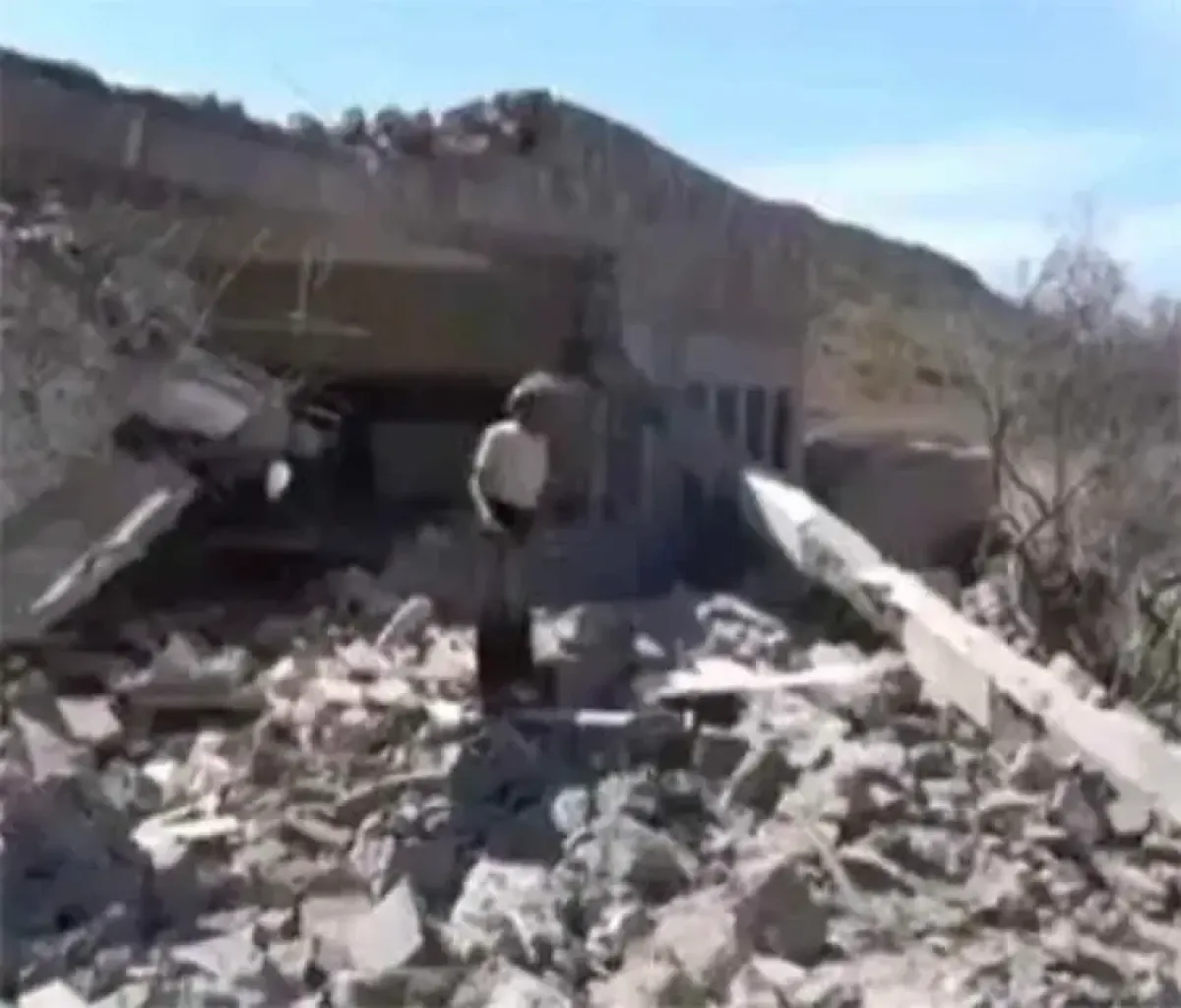 قصف حوثي يدمر مدرسة بالكامل في لحج