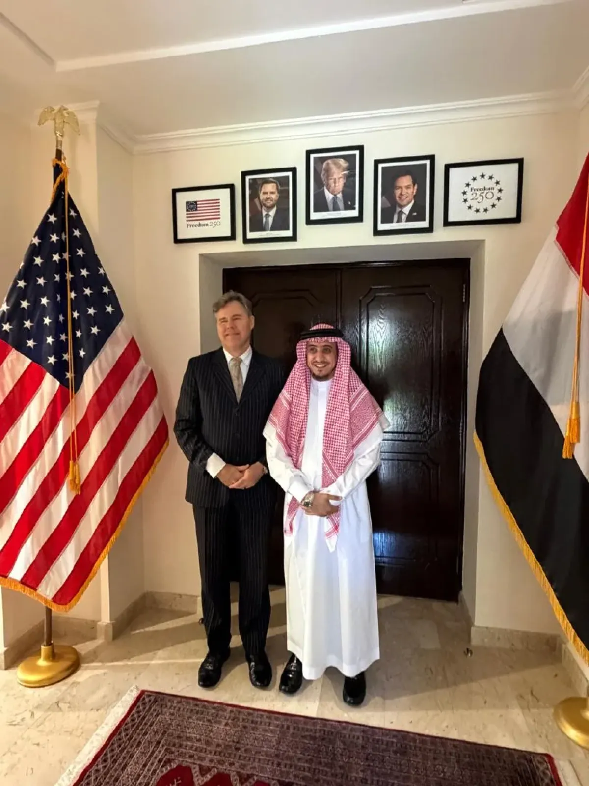 بحث سبل التعاون ودعم القطاع الخاص اليمني بين مسؤول أمريكي ورئيس "مجموعة القطيبي"