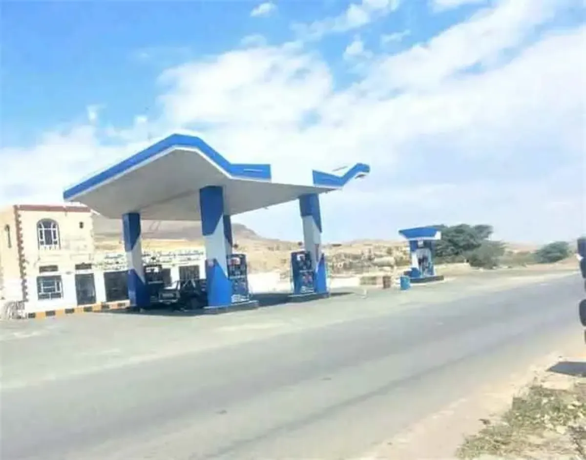 اليمنيون يمتنعون عن شراء الوقود بعد زيادة الحوثيين للأسعار